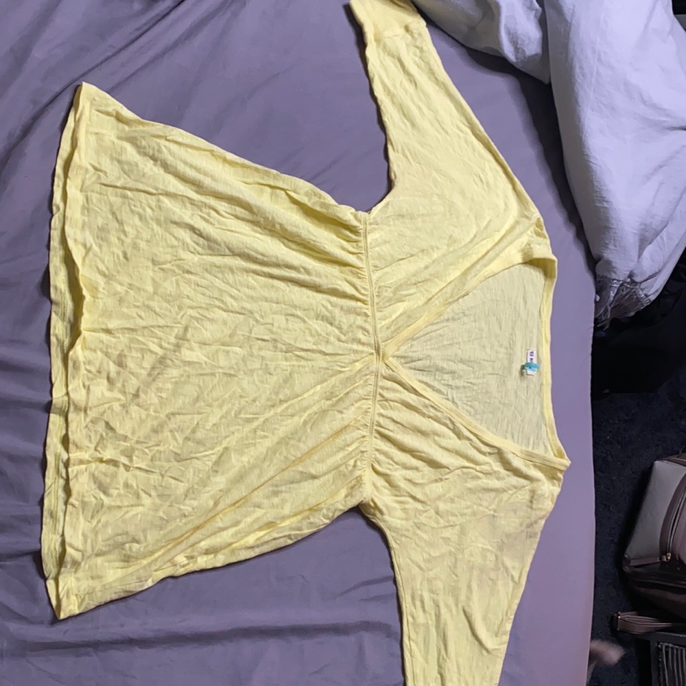Mid sleeve yellow V-neck with elastic in middle